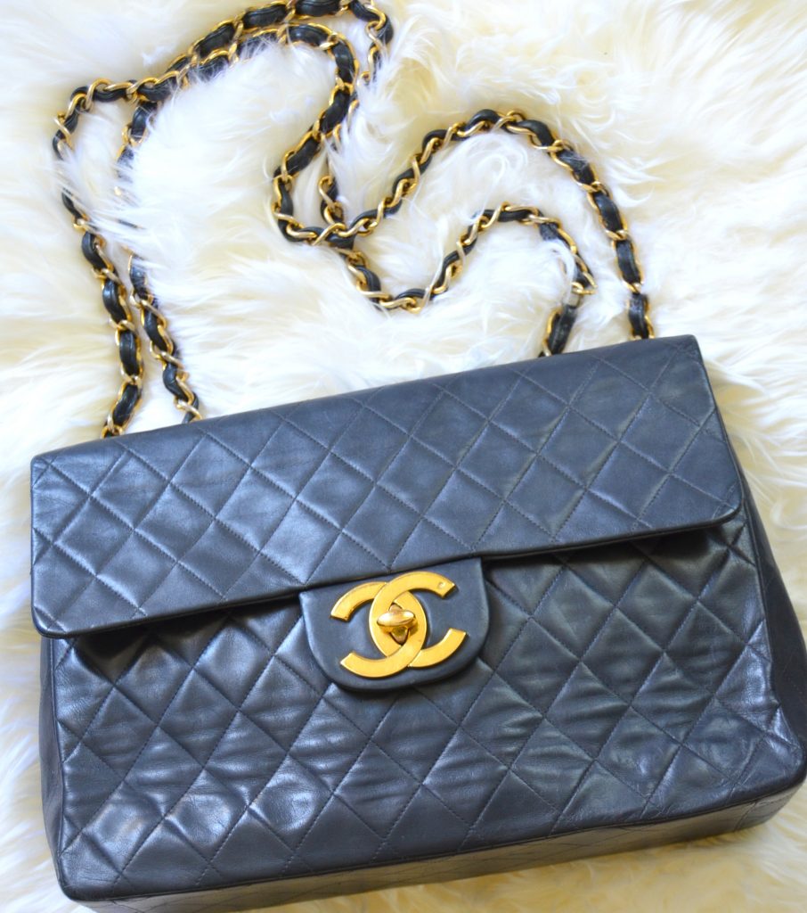 forsøg genstand Clip sommerfugl Bag Review: What Fits in a vintage Chanel Maxi Jumbo CC Flap - Lollipuff
